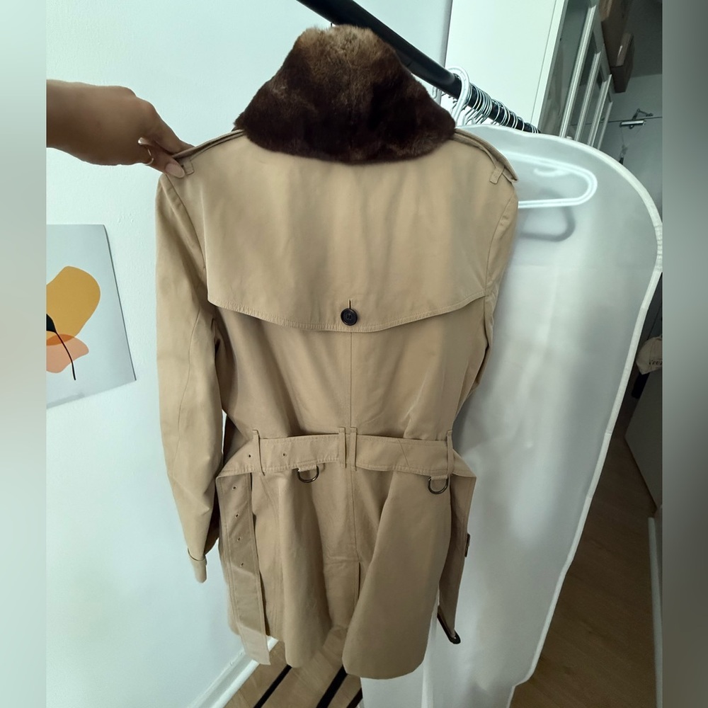 Burberry Kensington Tan Trench Coat with Luxurious Fur Collar - Picture 14 of 16